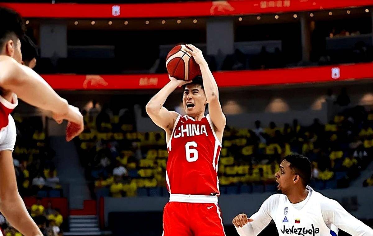 包含山东男篮训练开放日，清晨单刀错失引欢呼，CBA常规赛在即，年轻球员得到机会的词条